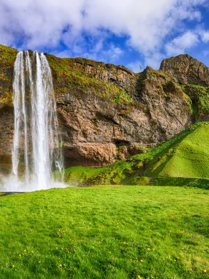 fantastic-seljalandsfoss-waterfall-iceland-sunny-day